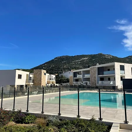 Dans Avec Piscine Кальви