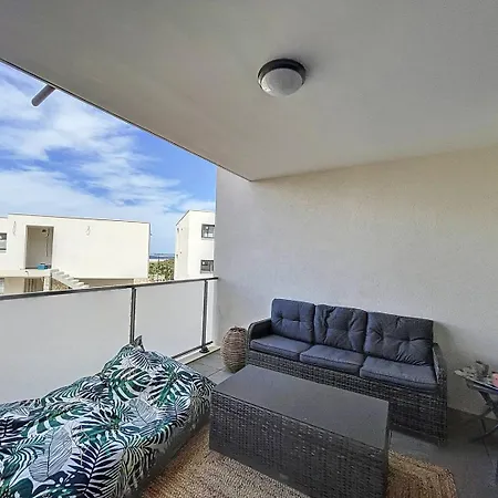 Apartment Dans Avec Piscine
